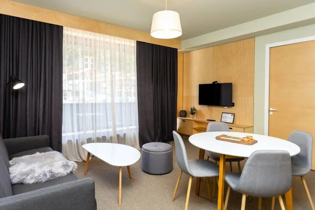 2BR apt with a furnished balcony 2 min to Kokhta