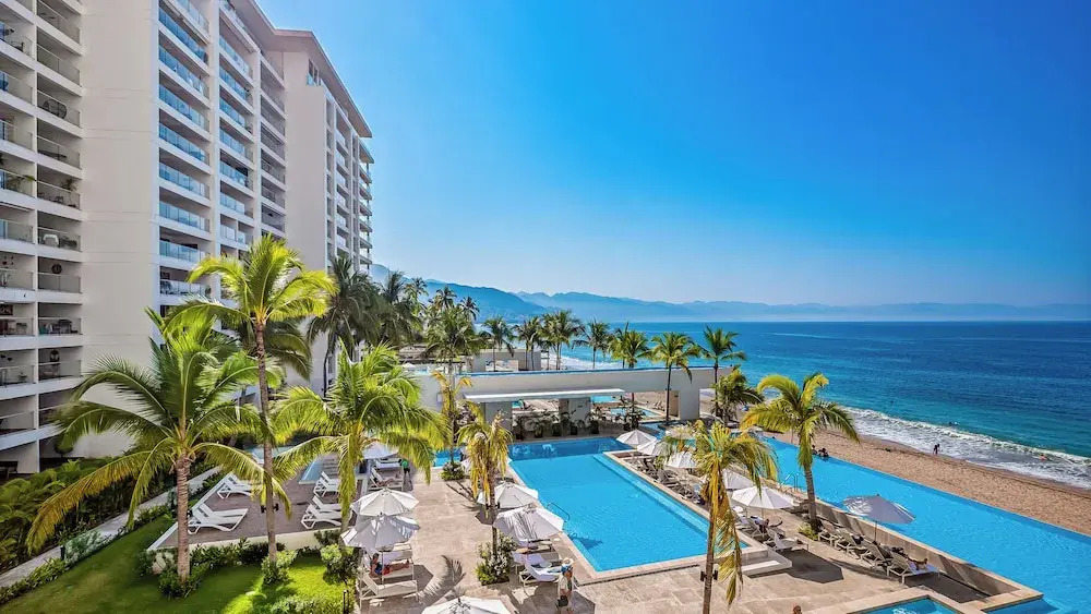 Oceanfront 1BR with Balcony & Pool