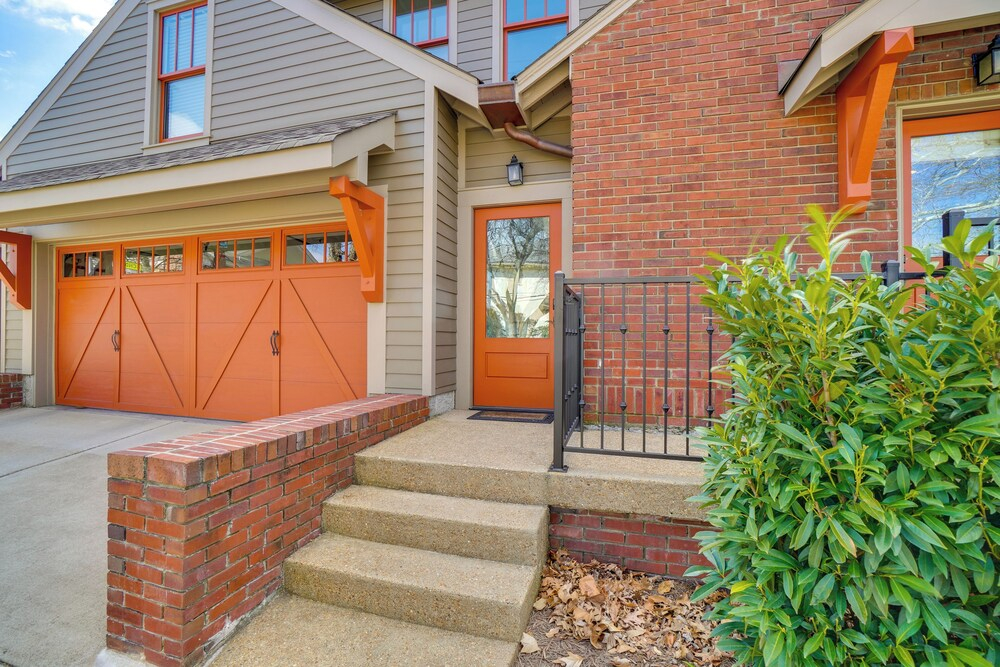 1 Mi to Centennial Park, Couple's West End Retreat