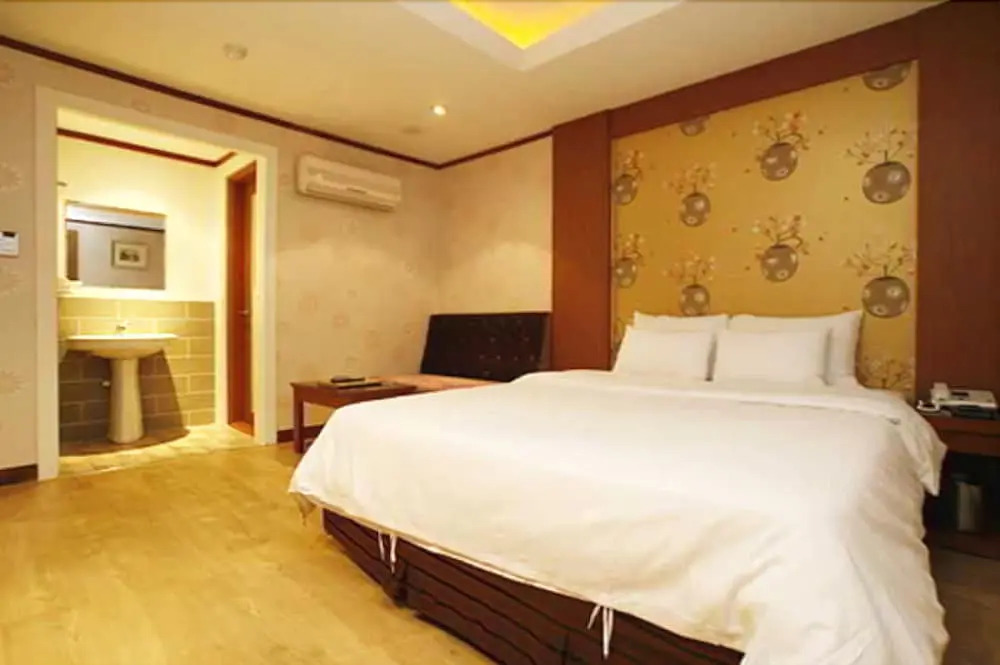 Two Be In Tourist Hotel