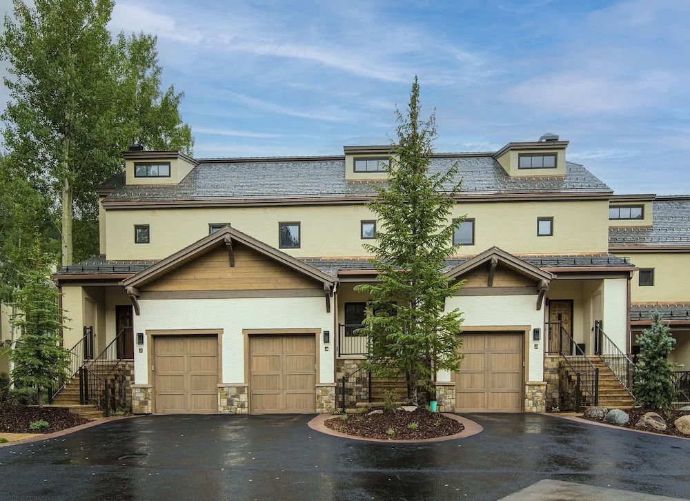 Meadows J3 4 Bedroom Townhouse by RedAwning