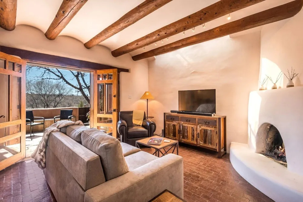 Buena Suerte - Quintessential Eastside Pied-a-terre, Fabulous Views and Patios, Kiva Fireplace, Walk to Canyon Rd. and the Plaza