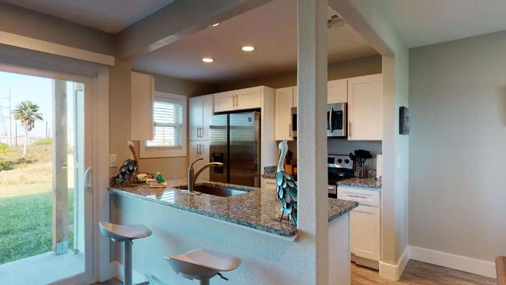 AH-G126 Remodeled First Floor Condo, Shared Pool & Hot Tub, Near Marina