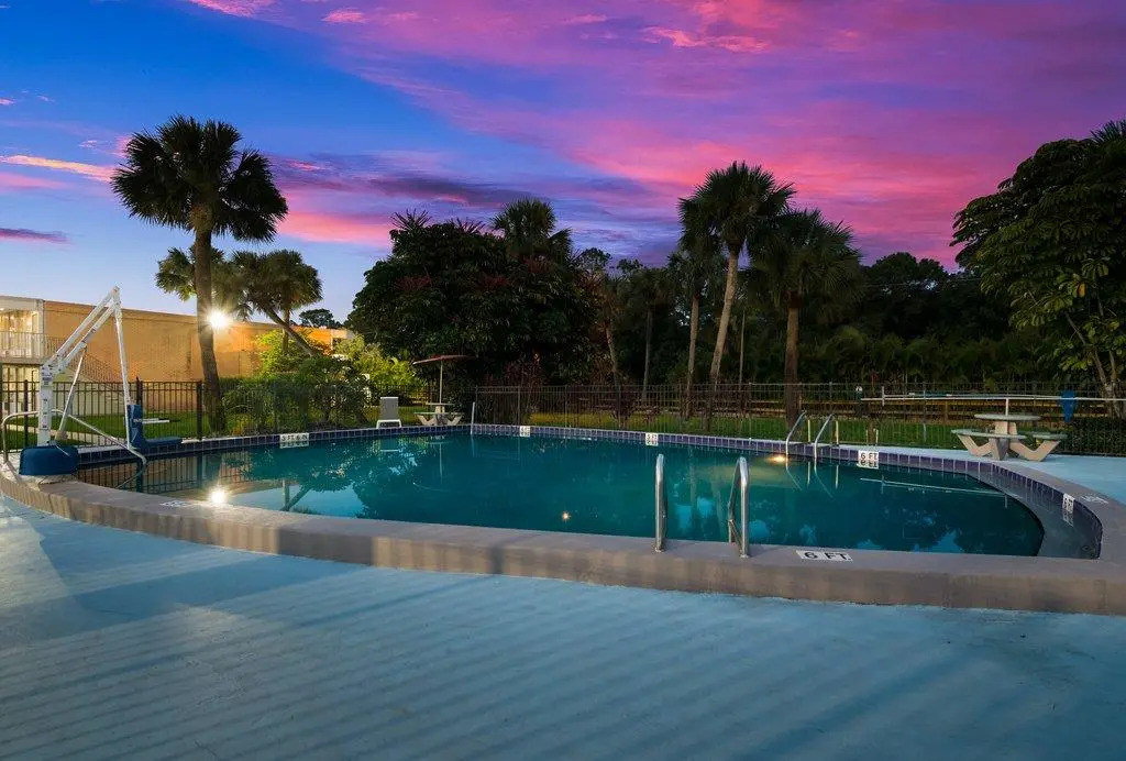 HomeTowne Studios by Red Roof Vero Beach - I-95