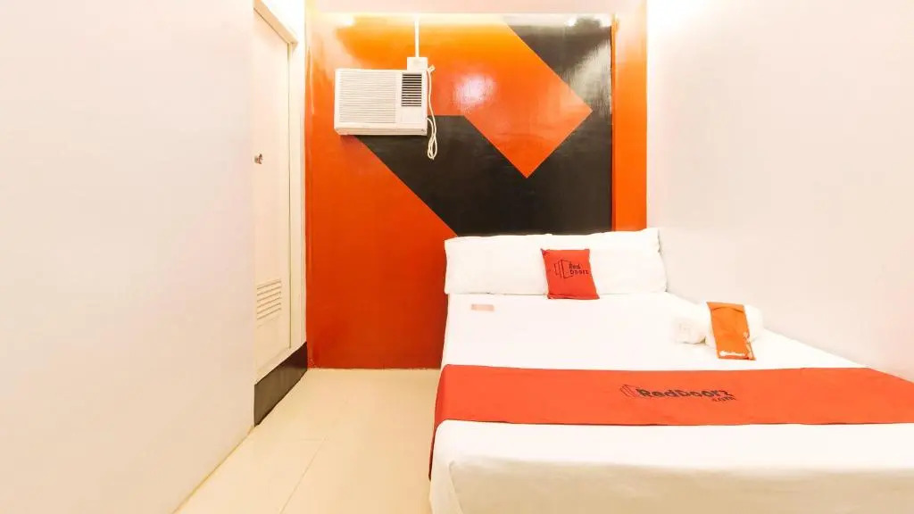 RedDoorz @ Walk Inn Hotel