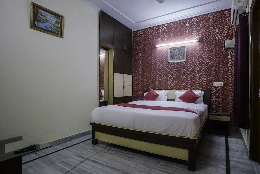 OYO 22533 Hotel Sunrise Blue
