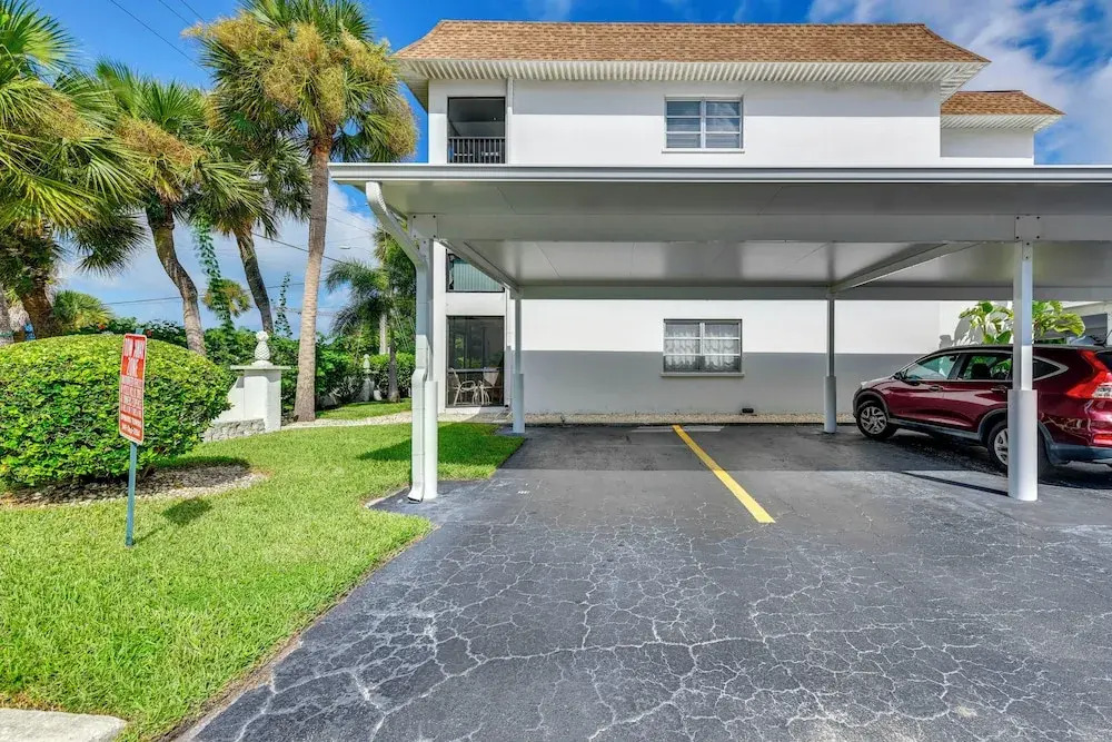 Tropical Sarasota Condo < 1 Mile to Beach!