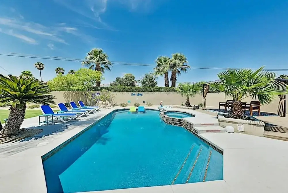Luxe Retreat - Backyard Oasis