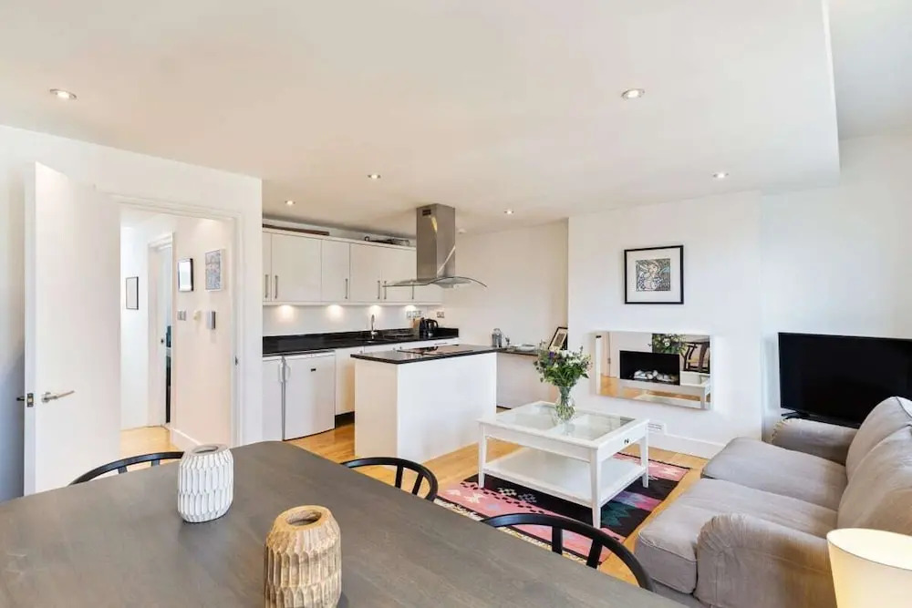 Modern & Cosy Three Bedroom Apartment in Queen's Park