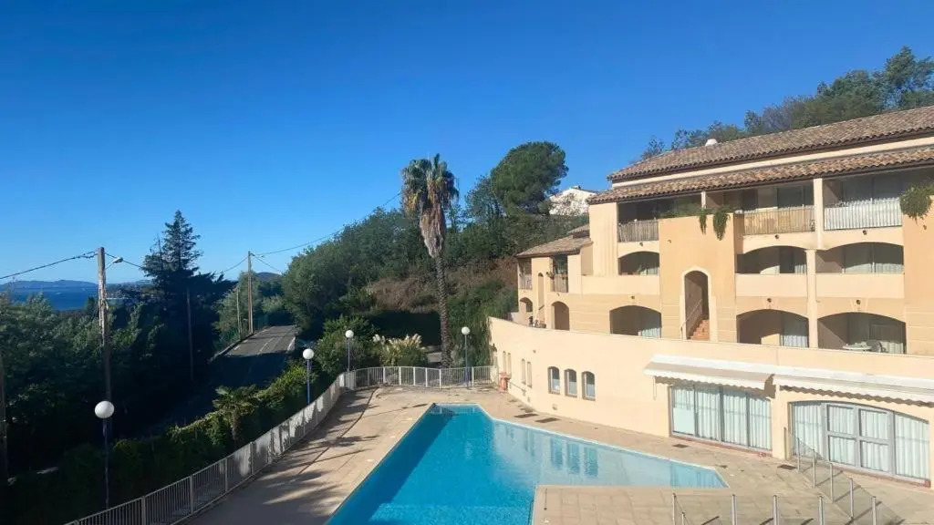 Appartement les 3 caps avec piscine et vue mer