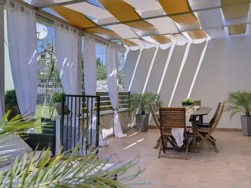 Superb Modern Villa With Pool, Large Fenced Yard Near the Beach