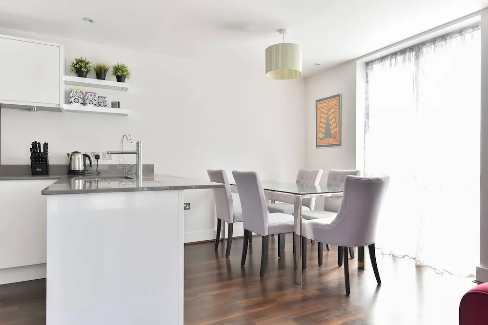Superb apt for 6 w/ balcony, 10mins to East Putney