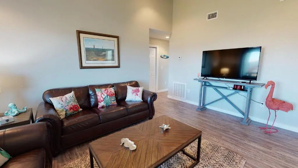 AH-D215 Newly Remodeled 2nd Floor Condo, Shared PoolHot Tub, Near Marina