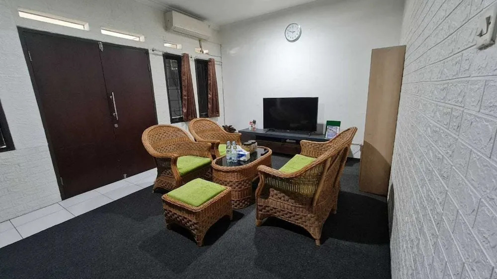EXPRESS O 92035 Rumah Singgah 8b Syariah