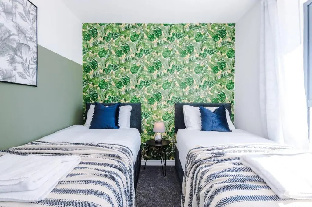 Spacious 5-bedroom Contractor House Sleeps 7 with Parking by PureStay