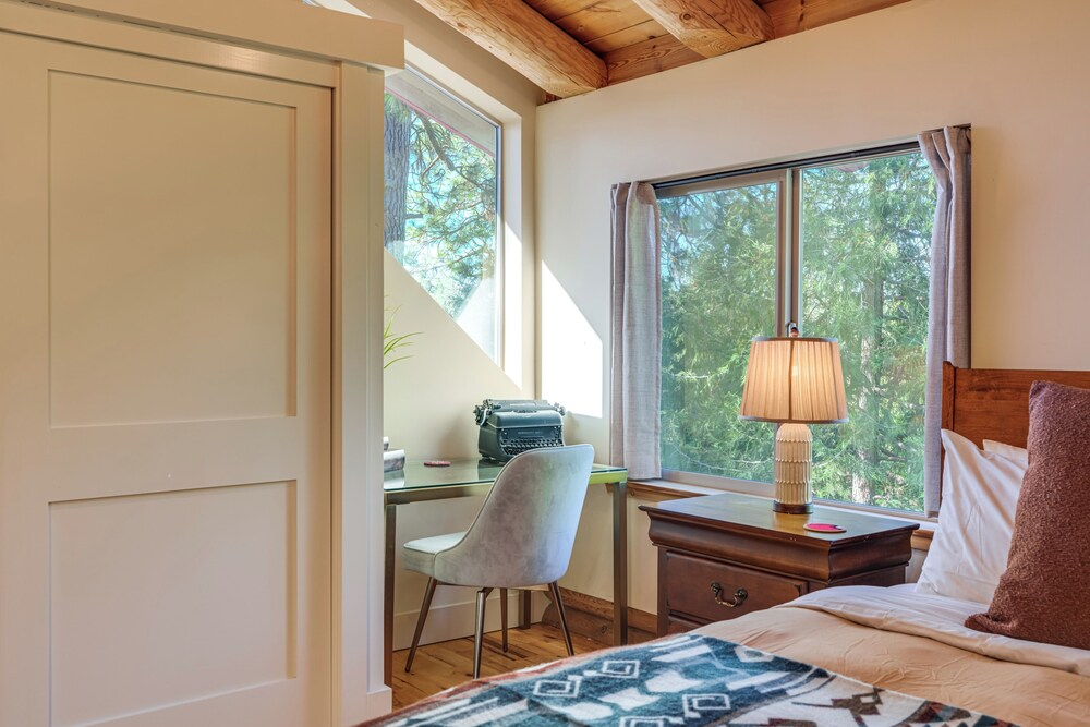 Walk to Pine Mountain Lake: Spacious Family Cabin