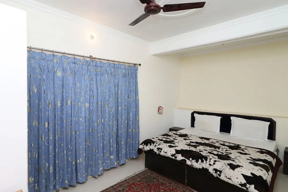 OYO 13042 Home Elegant 3BHK Picture Palace