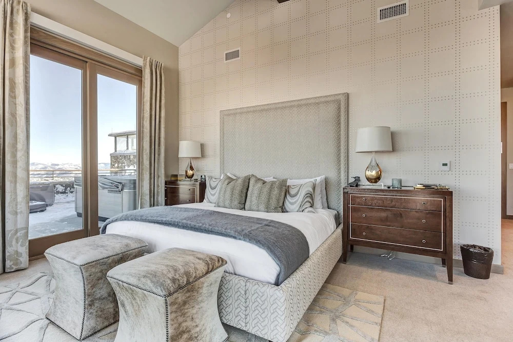 Gorgeous Five Bedroom Penthouse in the Heart of Park City 5 Apartment Hotel by RedAwning