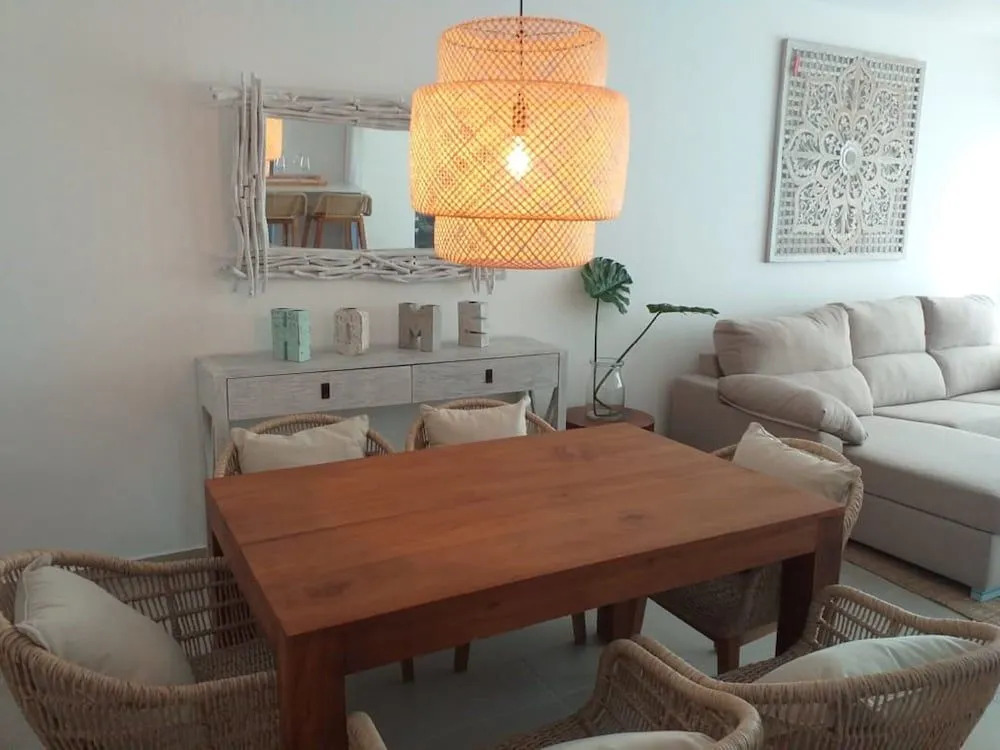 Luxurious Pent House Steps From The Beach. C4