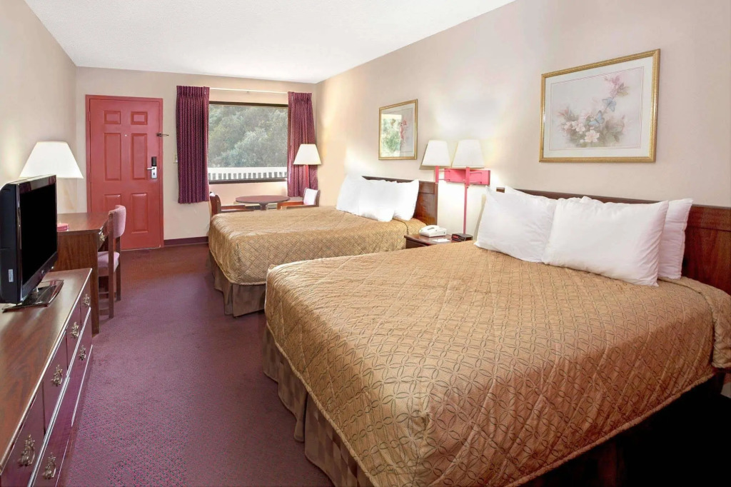 OYO Hotel Adairsville Hwy 140