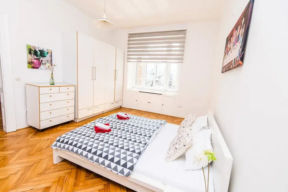 2bdr Apartment with the Balcony View-Best Location