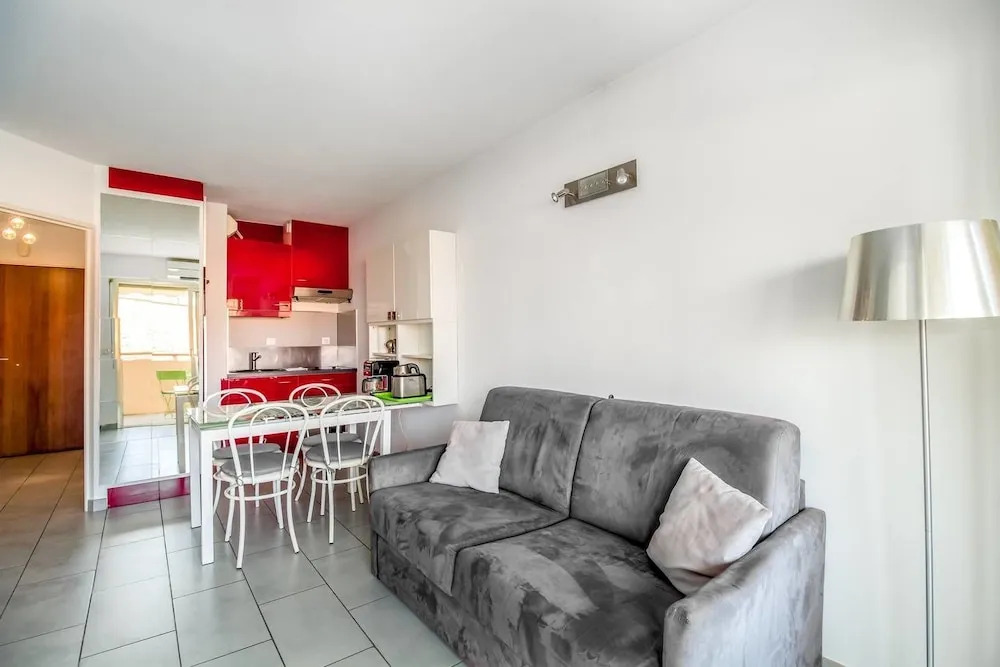 2 Rooms With Parking and Balcony, Heart of Cannes