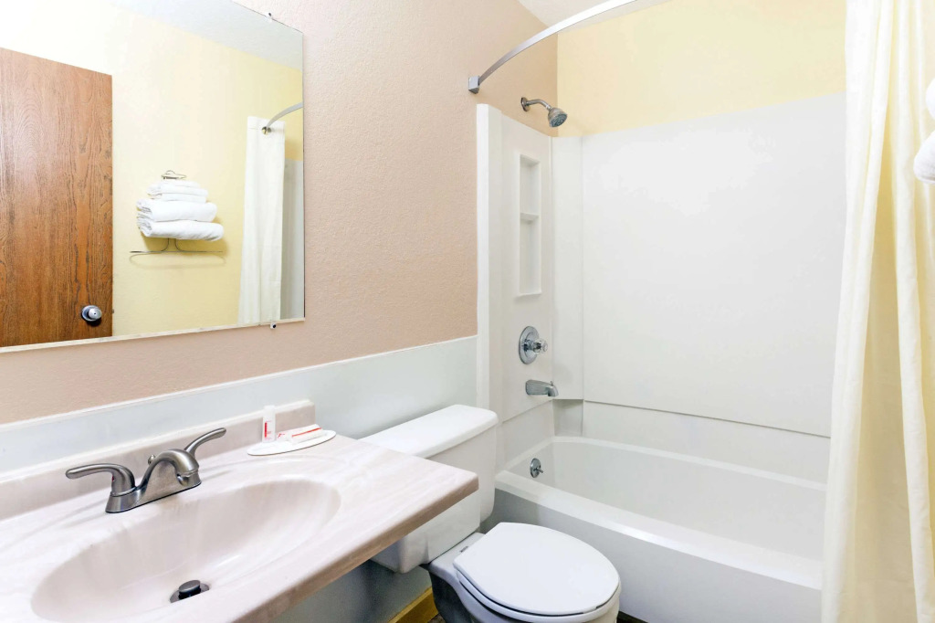 Super 8 Bath