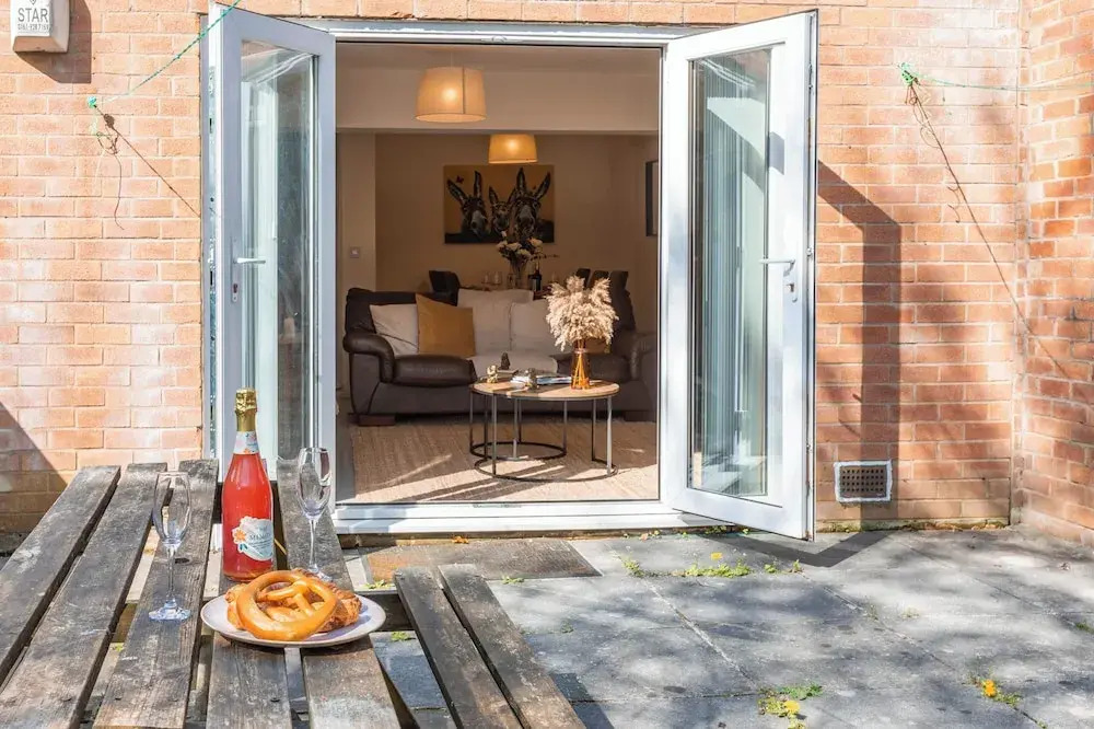 Spacious 4-bed, Free Parking, Short or Long Stays