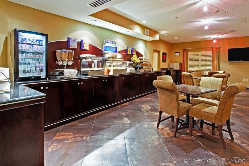 Holiday Inn Express Hotel & Suites Dallas South - DeSoto by IHG