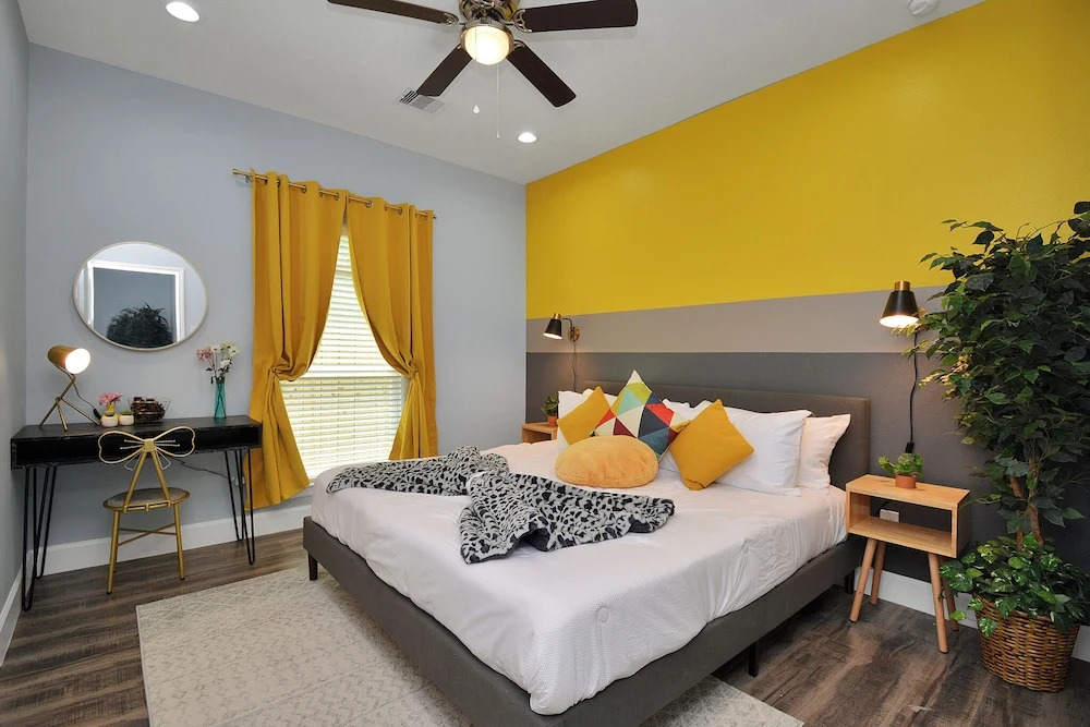 Cozy Retreat Near NRG Stadium, Free parking, Wi Fi