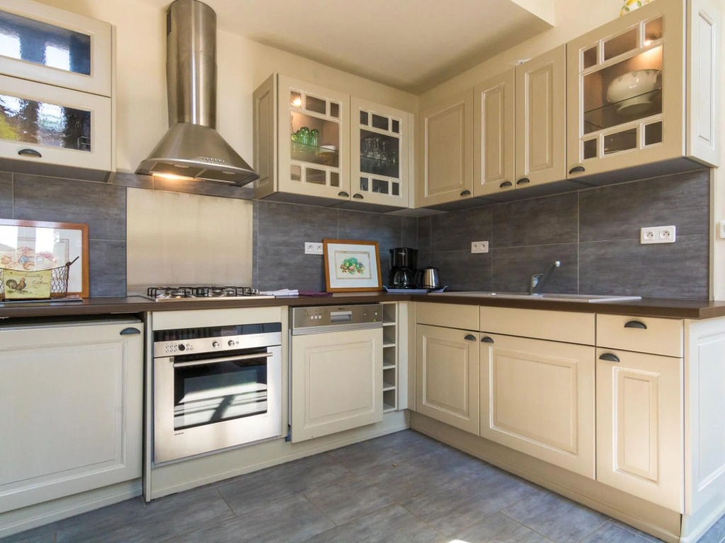 Very spacious cottage with a separate guest house on a medieval domain.