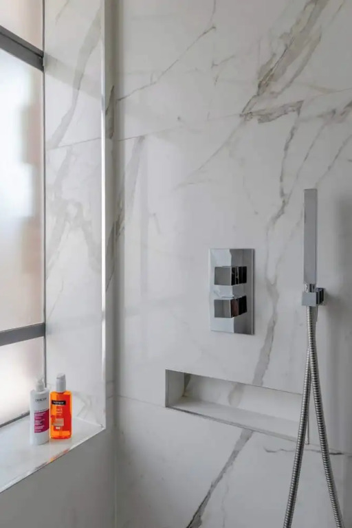 Sleek & Stylish 1BD Flat w/ Balcony - Kings Road
