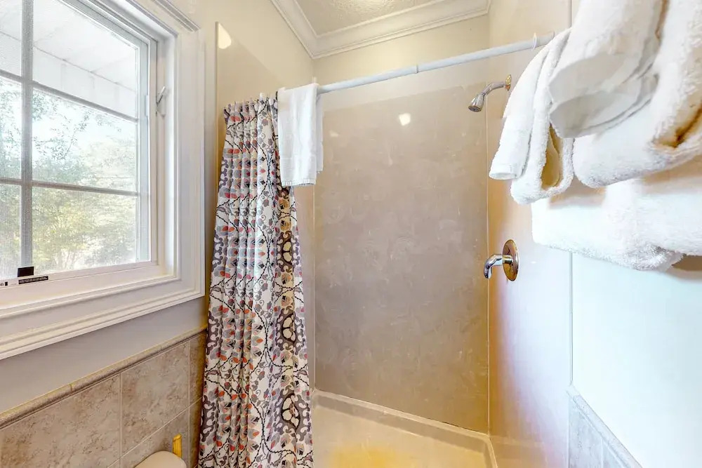 Beautiful Home With Modern Conveniences - Close to the Beach, Dogs Welcome