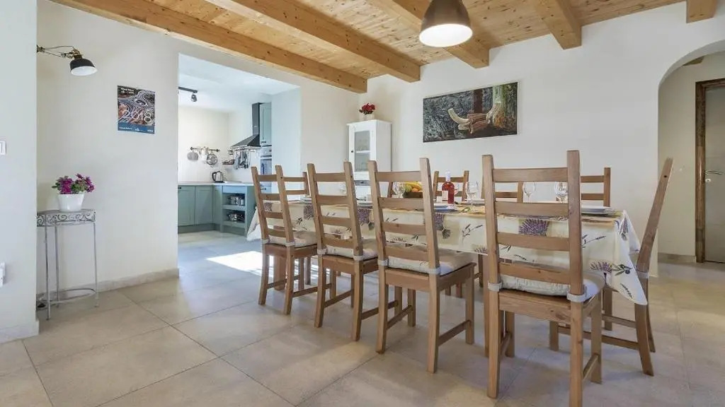 Ive in Orbanići with 5 bedrooms and 2 bathrooms