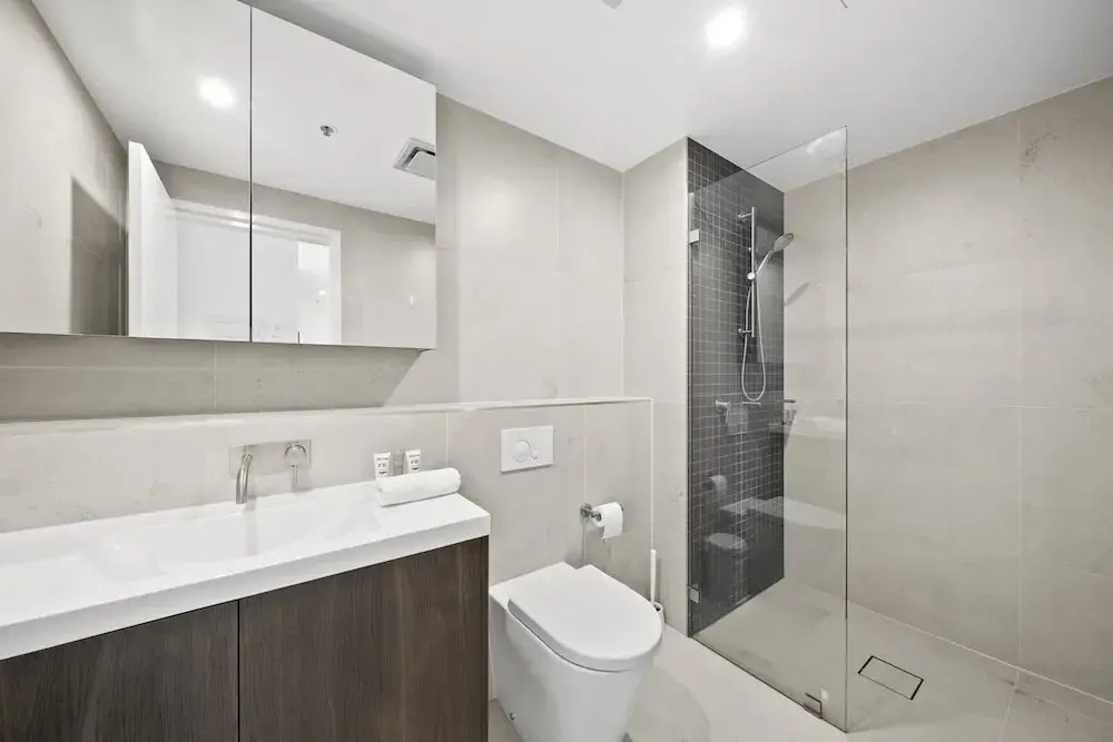 Refined 2-bed With Luxurious Building Amenities