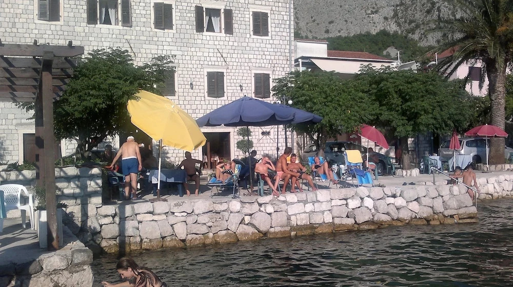 Apartment and Rooms Antun