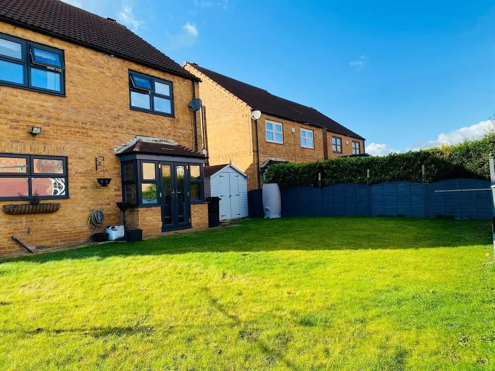 4-bed House With Private Garden in Barnsley!