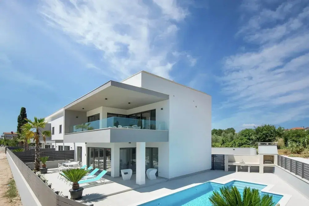 Luxury Apartment With Private Pool, Near the Beach and Close to Pula