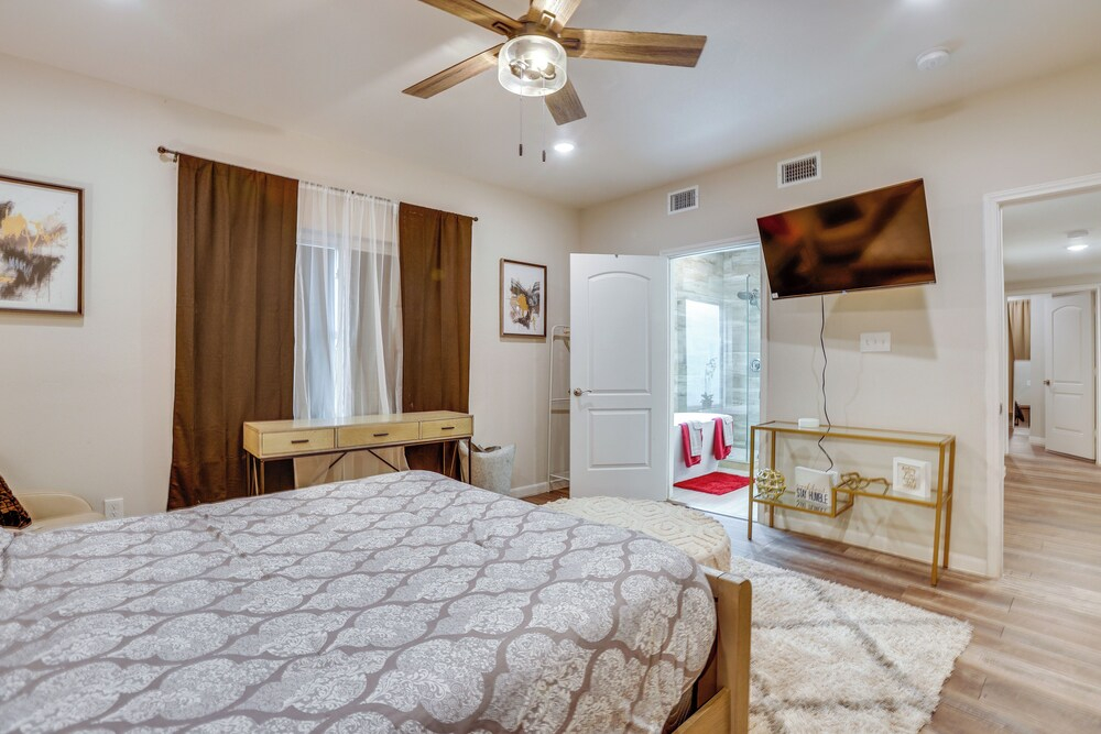Sleek & Central! Houston Stay Near Med Center
