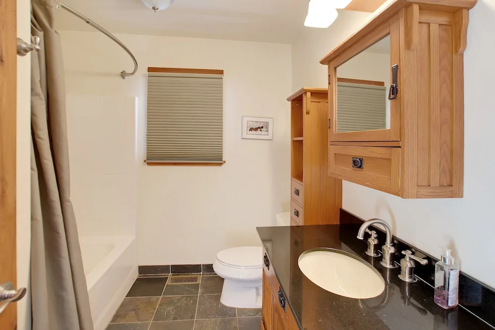 Lake House W/ Decks & Hot Tub 3 Bedroom Cabin
