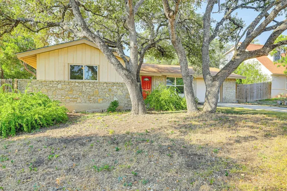 Large Yard: Home 9 Mi to San Antonio River Walk