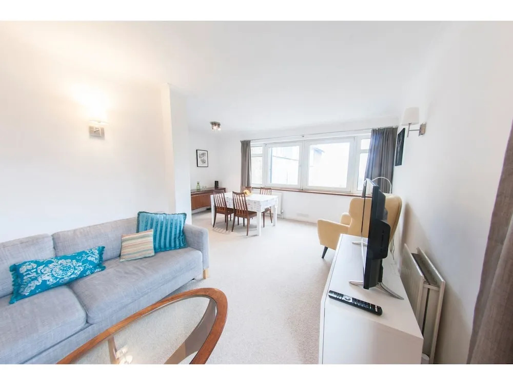 Bright & Airy 2-bedroom Flat for 6 in Blackheath