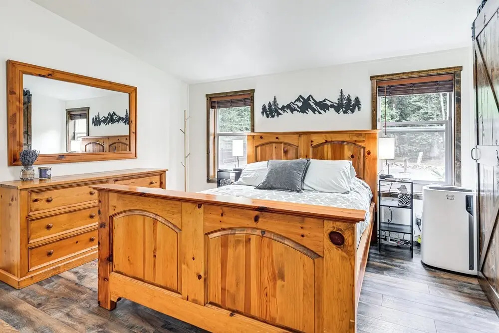 Gateway to Mt Rainier: Riverfront Haven w/ Hot Tub