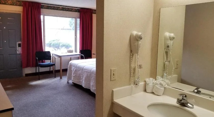 TravelStar Inn & Suites
