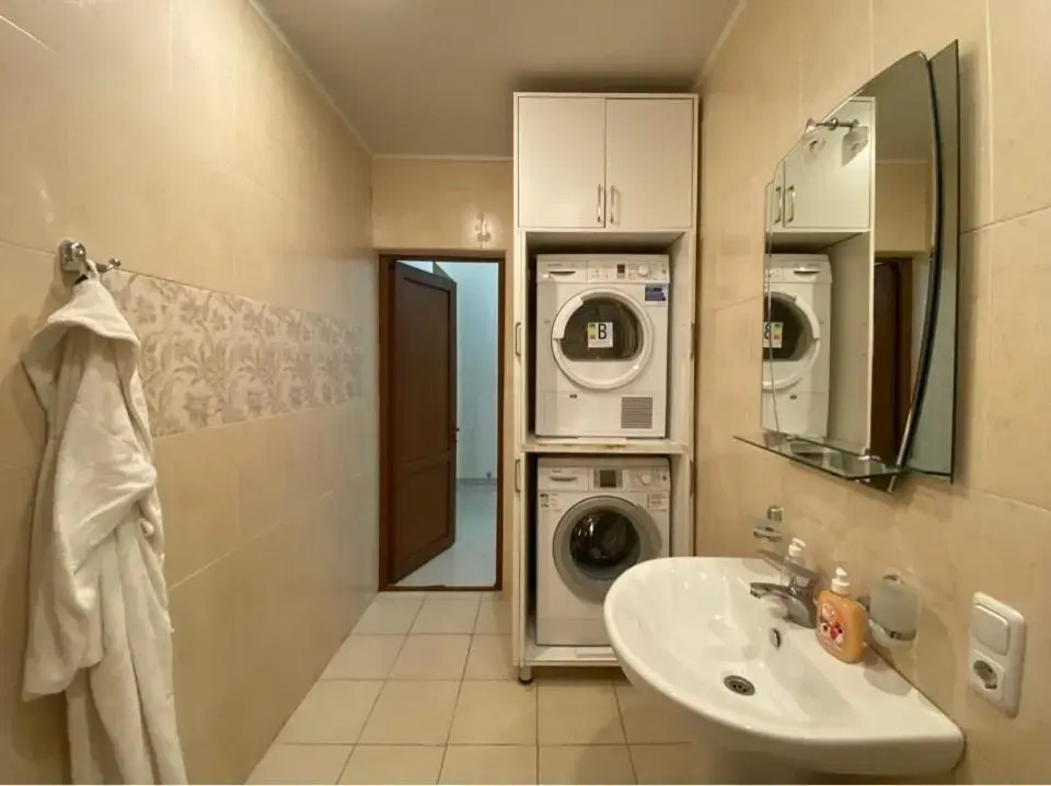 Northern Avenue 2 Bedroom Deluxe Apartment With Balcony HH666