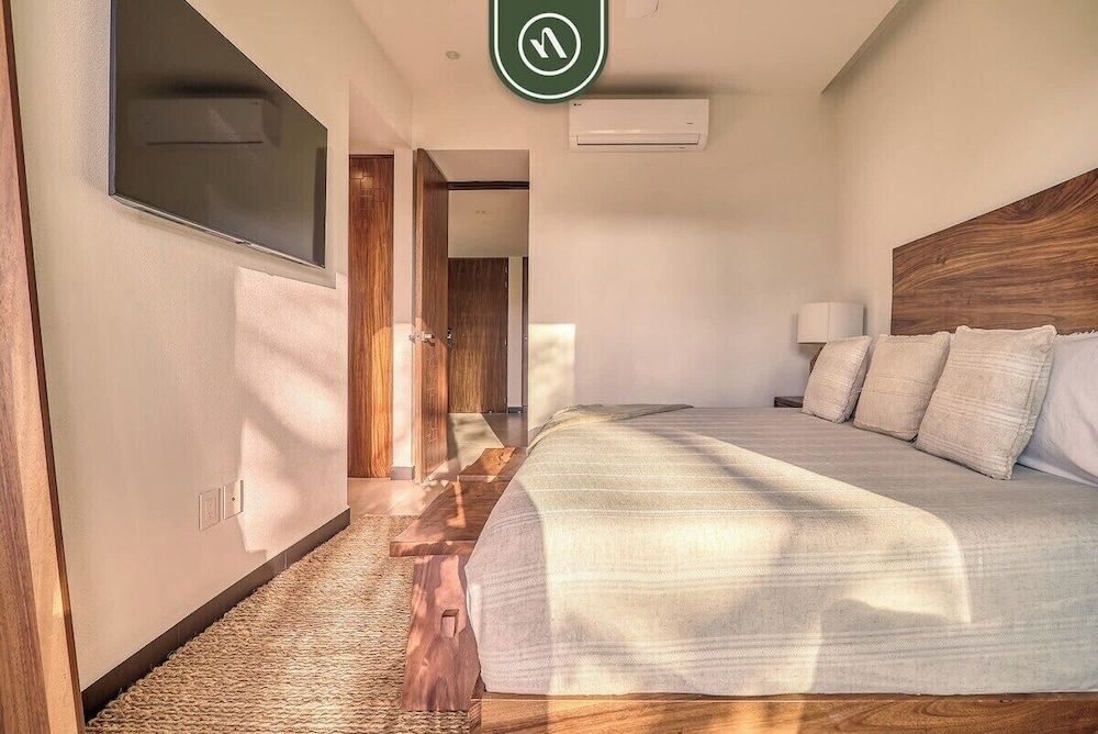 Luxury 2 BR Condo Near Golf Courses and Marina