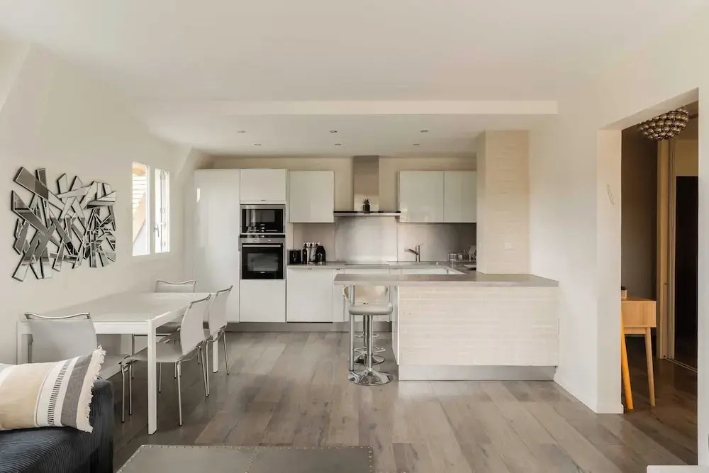 Renovated Apartment Sleeping 6 - Pool and Tennis