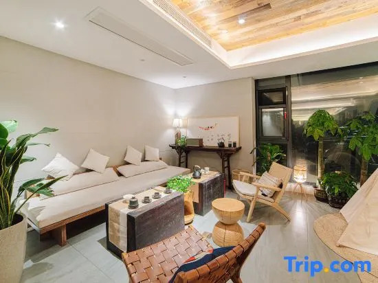 Yueliang Town Hotel