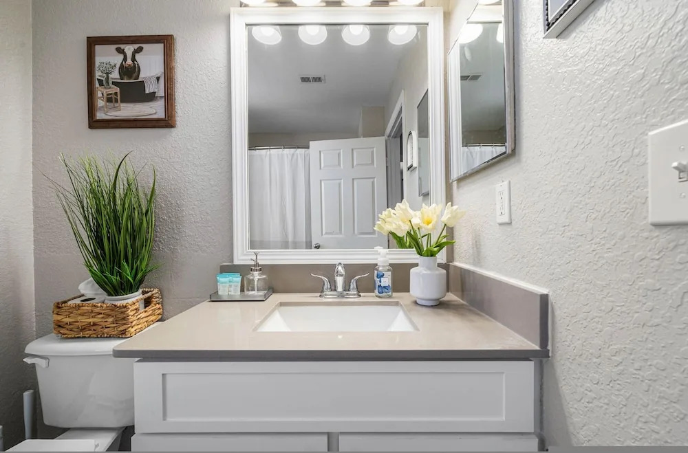 Spacious 3BR 2BA w Pool Gym Near Airport 4