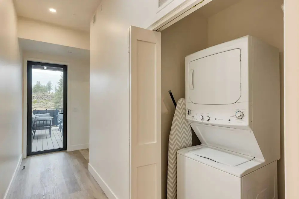Sleeps 20 4 Units, Hot Tub, Deck, Near Downtown+old Bend Aerie by Avantstay